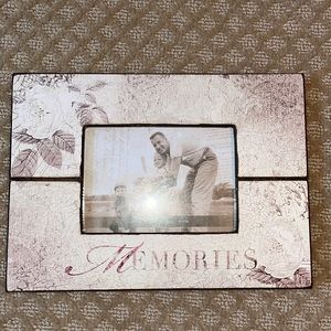 Memories frame fits 7x5 photo.  LIKE NEW